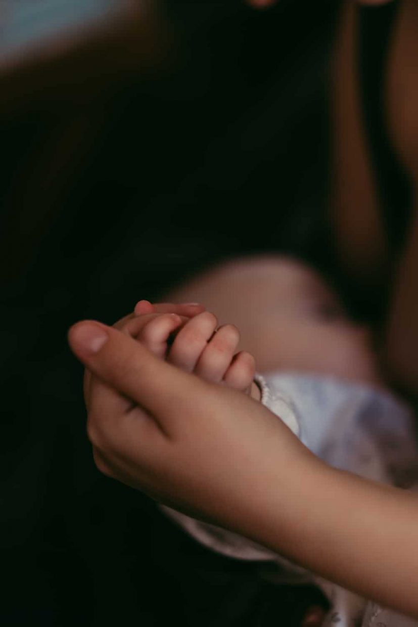 Hand Mutter und Kind beim Stillen. Stillfoto Düsseldorf und Köln