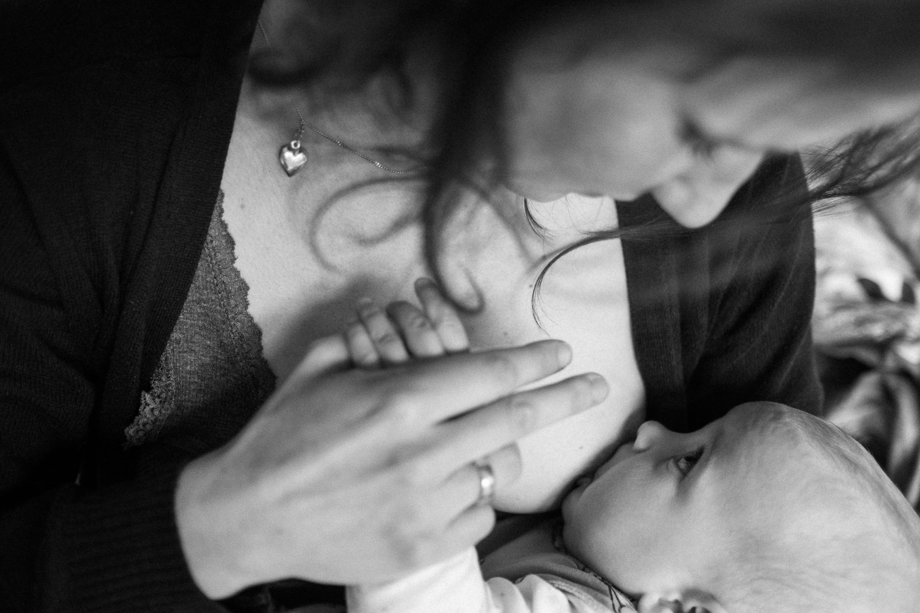 Stillfotos aus einer Stillsession von roar Familienfotos Düsseldorf