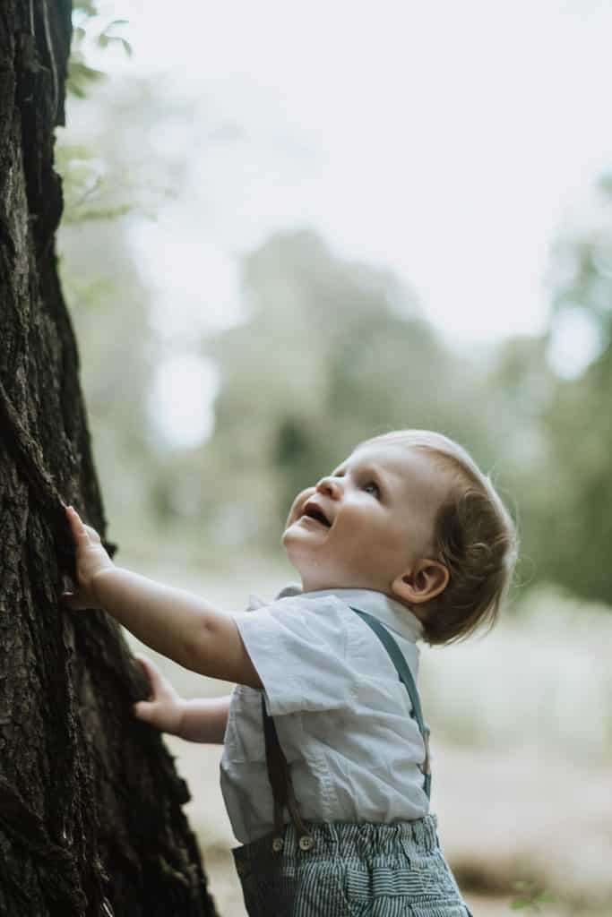 Ungestellte und echte Familienfotos von roar mit Jungen am Baum