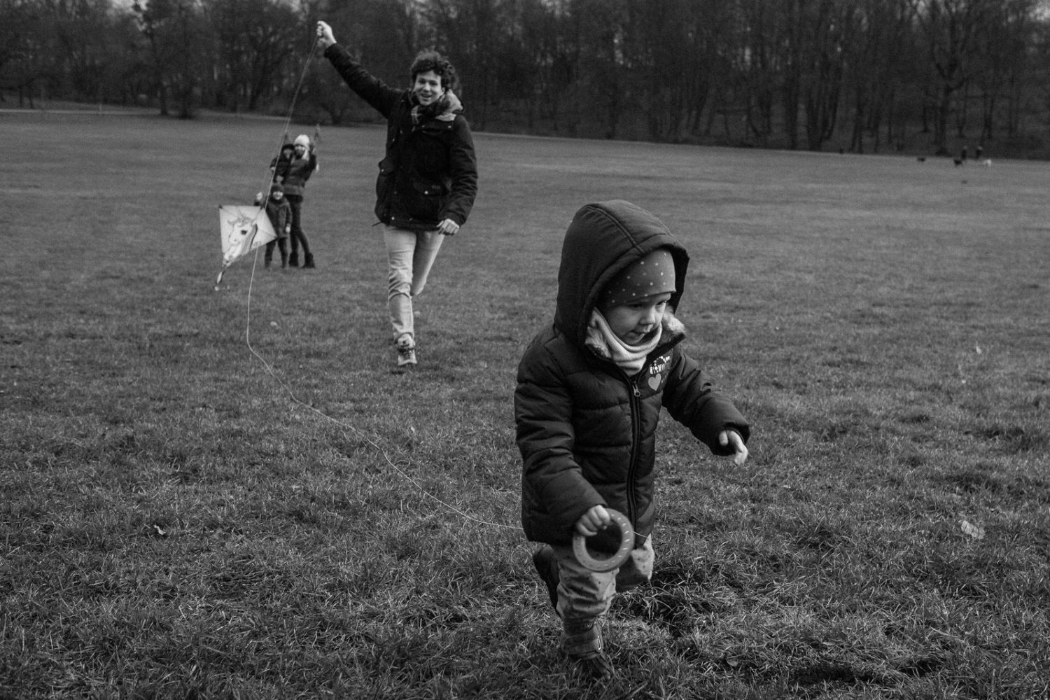 Ein Familienshooting draußen zum Beispiel mit Drachensteigen in Köln.