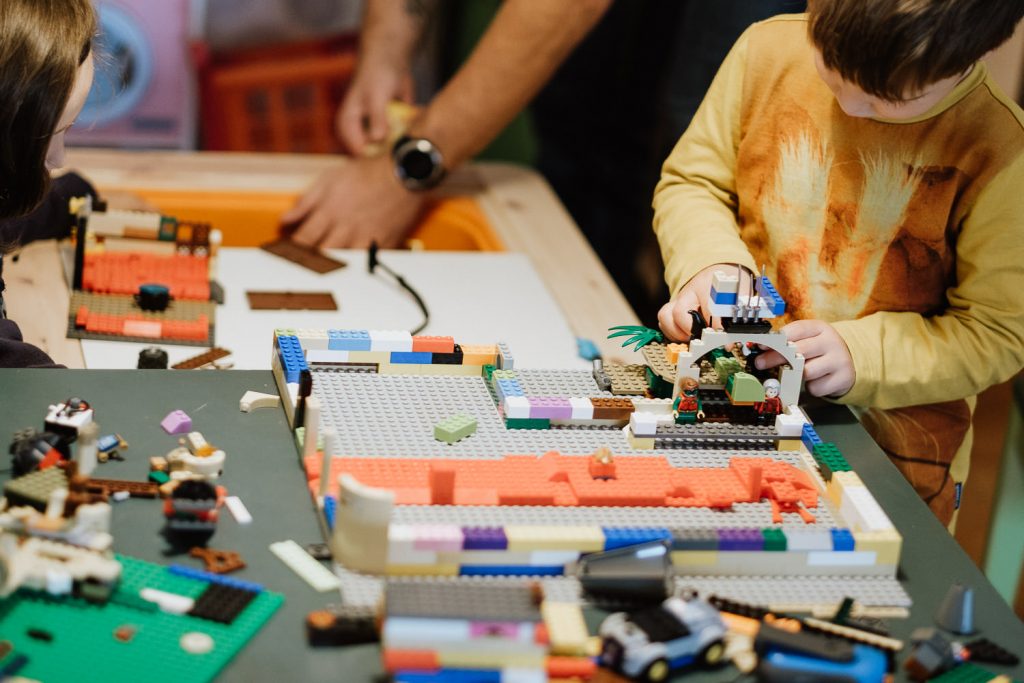 Playmobil eine Aktivität während eines Familienshootings Düsseldorf