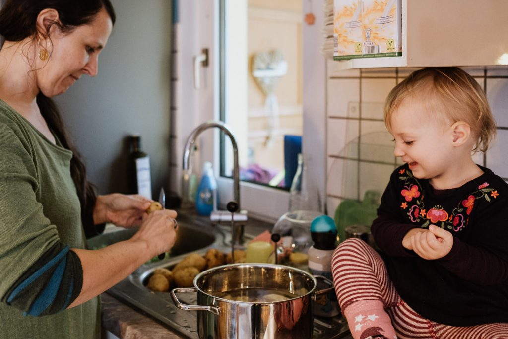 Koch mit Kleinkind fesgehalten von Familienfotograf Düsseldorf