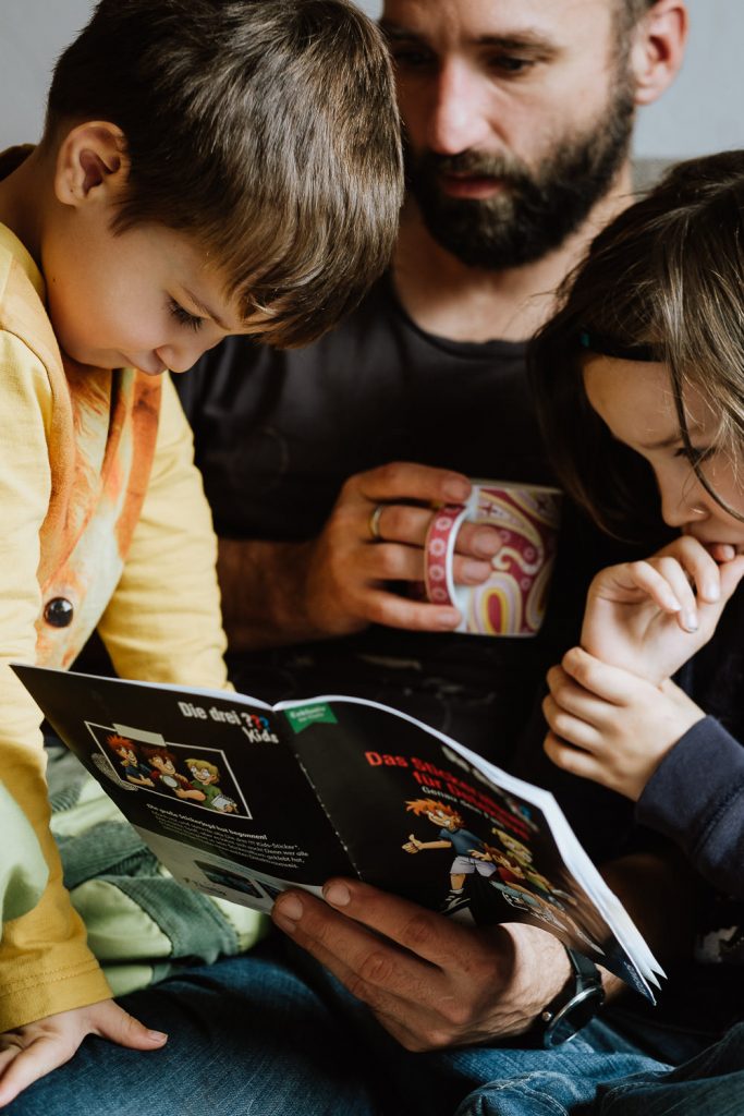 Vorlesezeit Vater mit Sohn aus Familien Fotoshooting