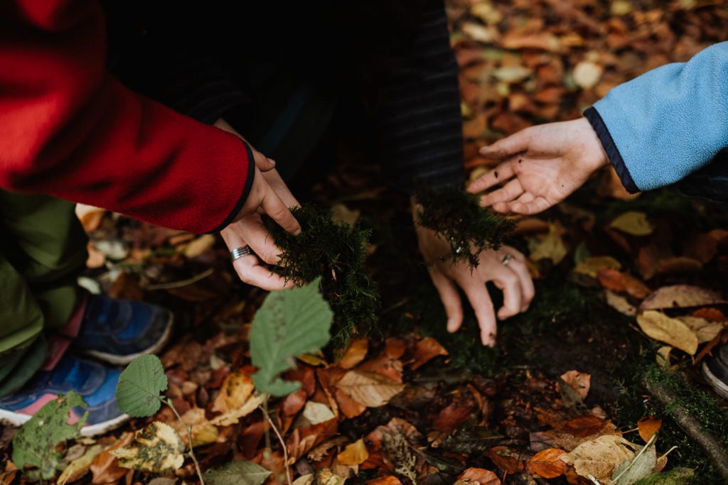 Kinder entdecken dem Wald in Düsseldorf