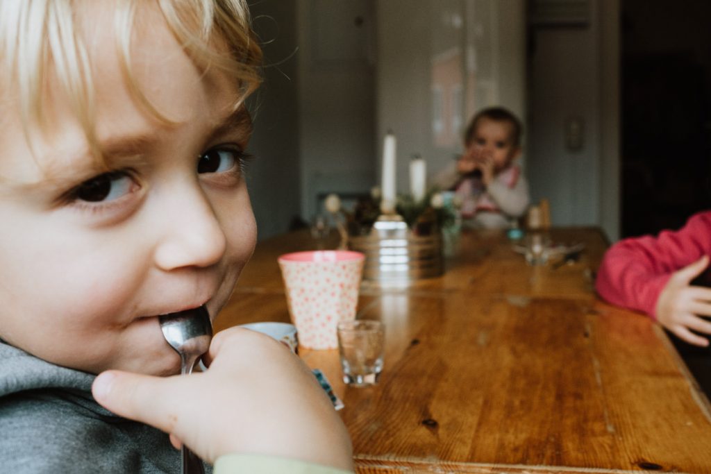ungestelltes Kinderportrait bei Familienfotograf Roar Köln und Düsseldorf
