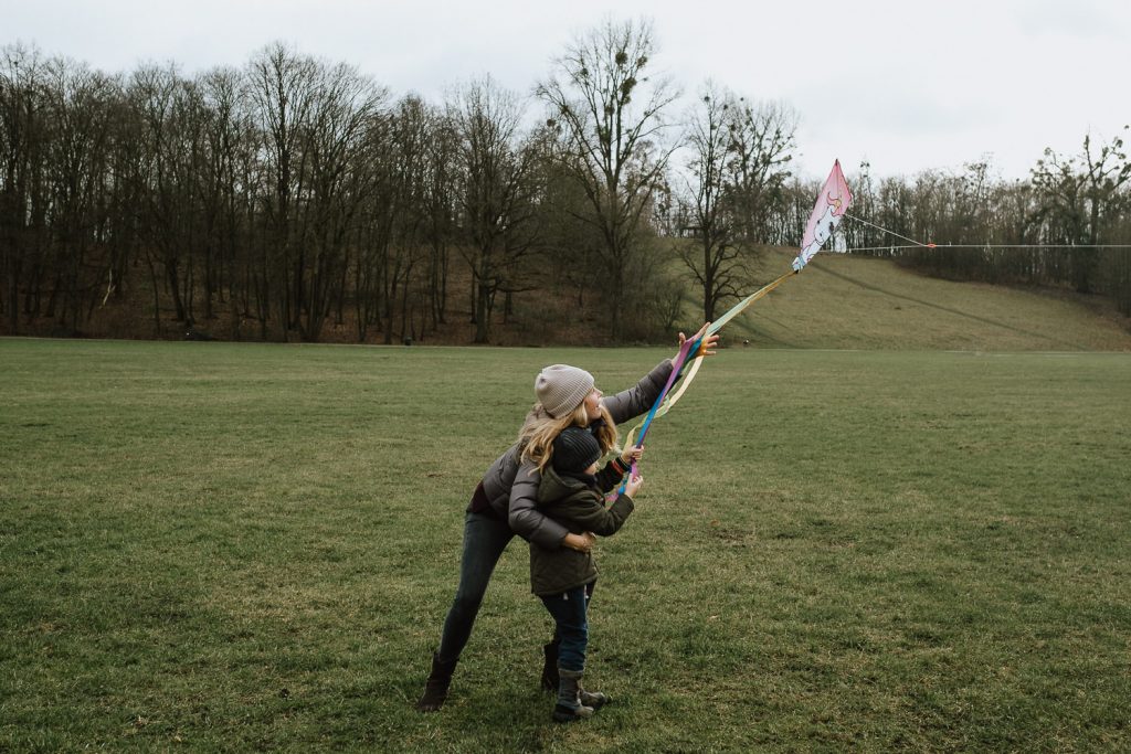 Mutter und kind lassen Drachensteigen aus einem Familienshooting Köln Roar Familienfotograf