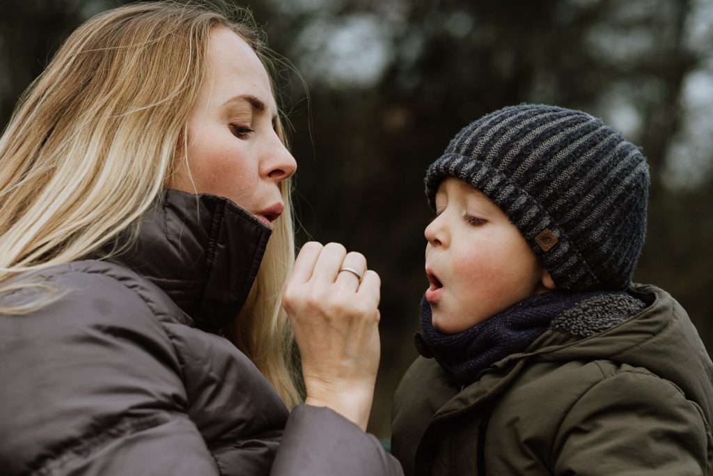 Kind und Mutter beim Wimpern pusten