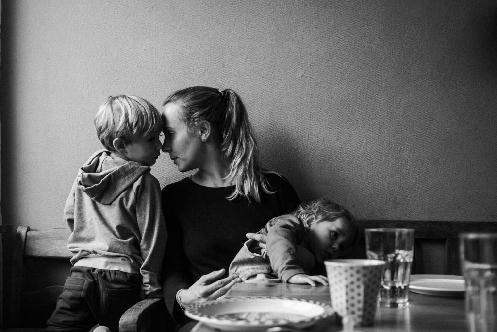 Nähe zwischen Mutter und Kind auf einer Familienreportage von roar