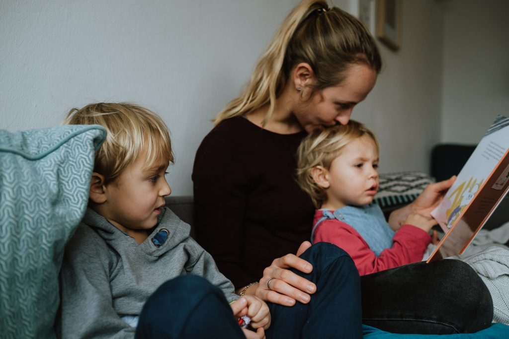 Familie beim Lesen