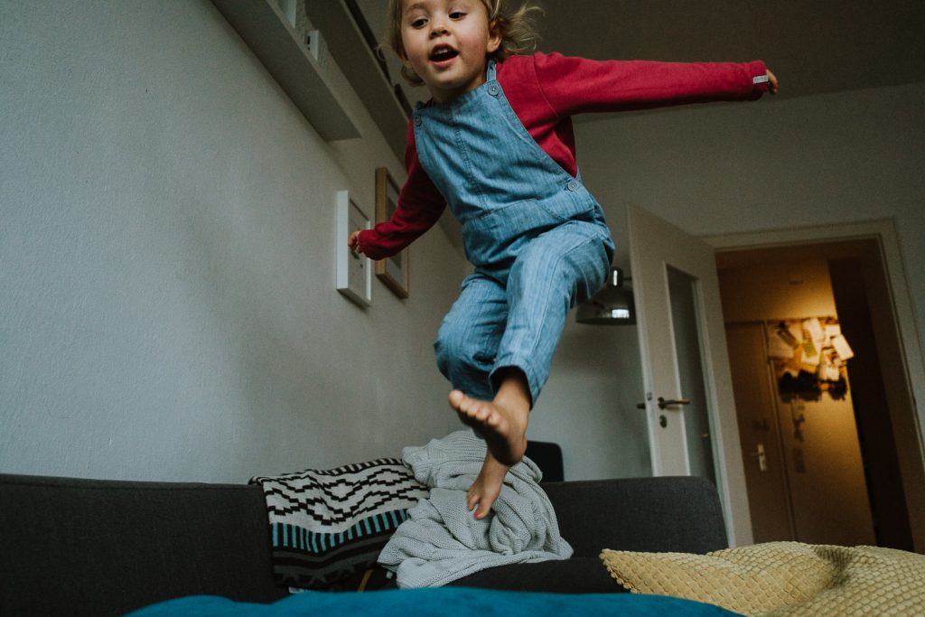 Familienfotos lustig und authentisch von roar | Familienfotograf Köln