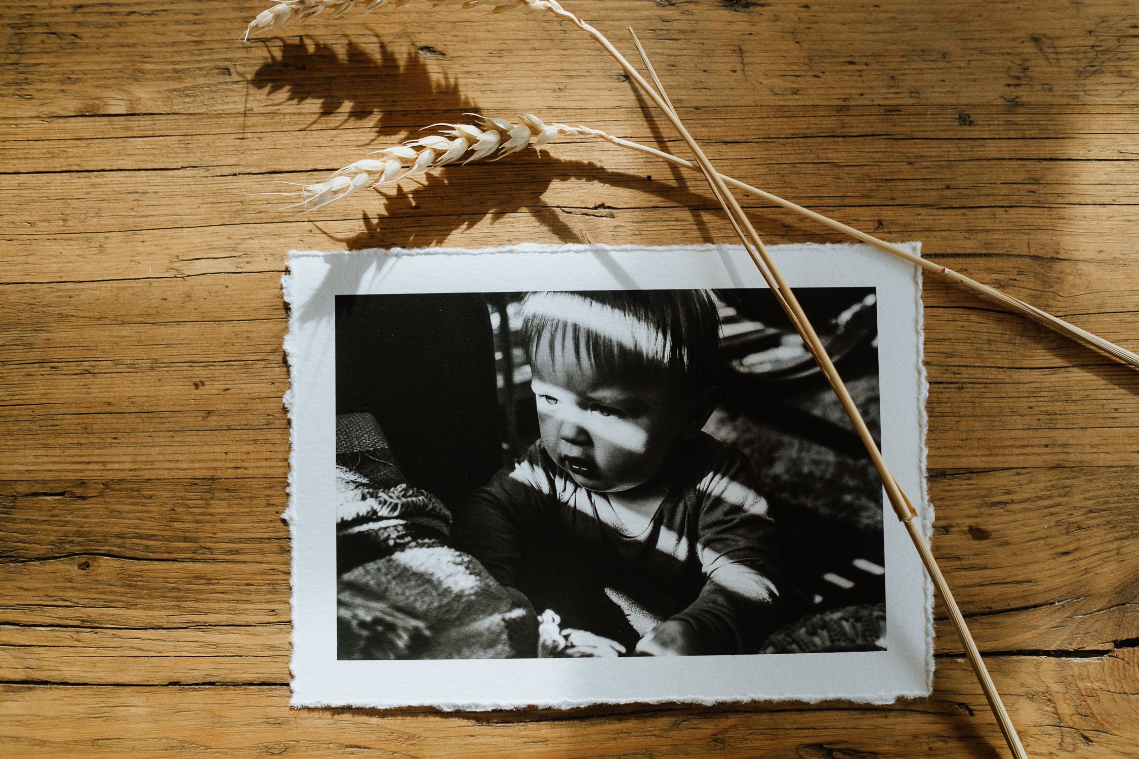 Familienfotos aufhängen, Print auf Holztisch