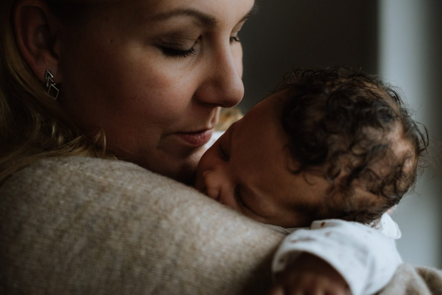 Familienfoto mit Neugebornen