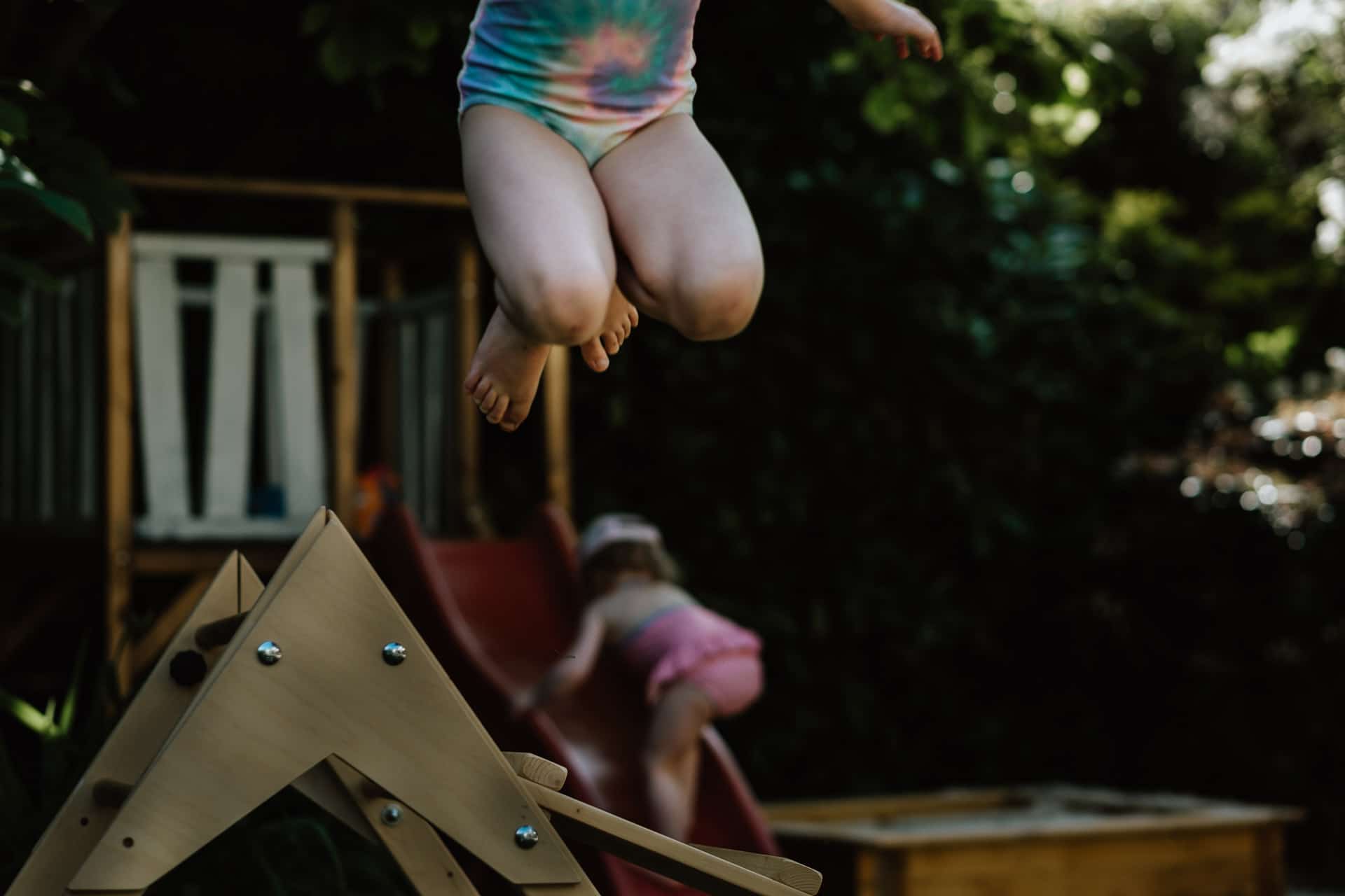 Kinder spielen im Sommer im Garten