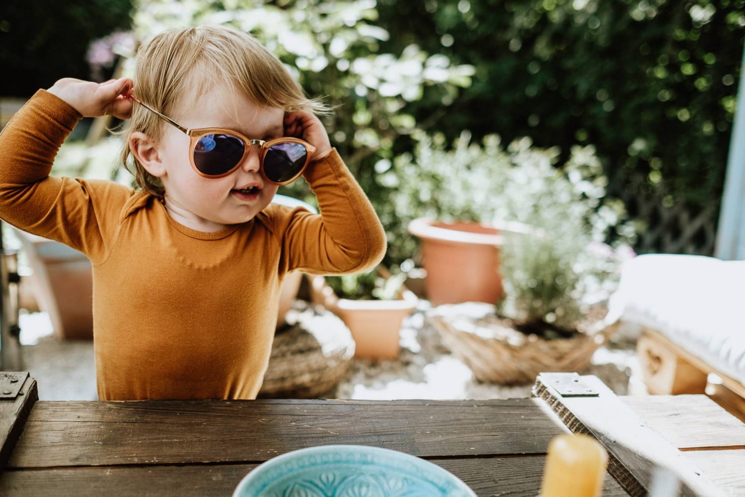 Kleiner Junge mit Sonnenbrille beim Familienshooting roar Familienfotografie Düsseldorf