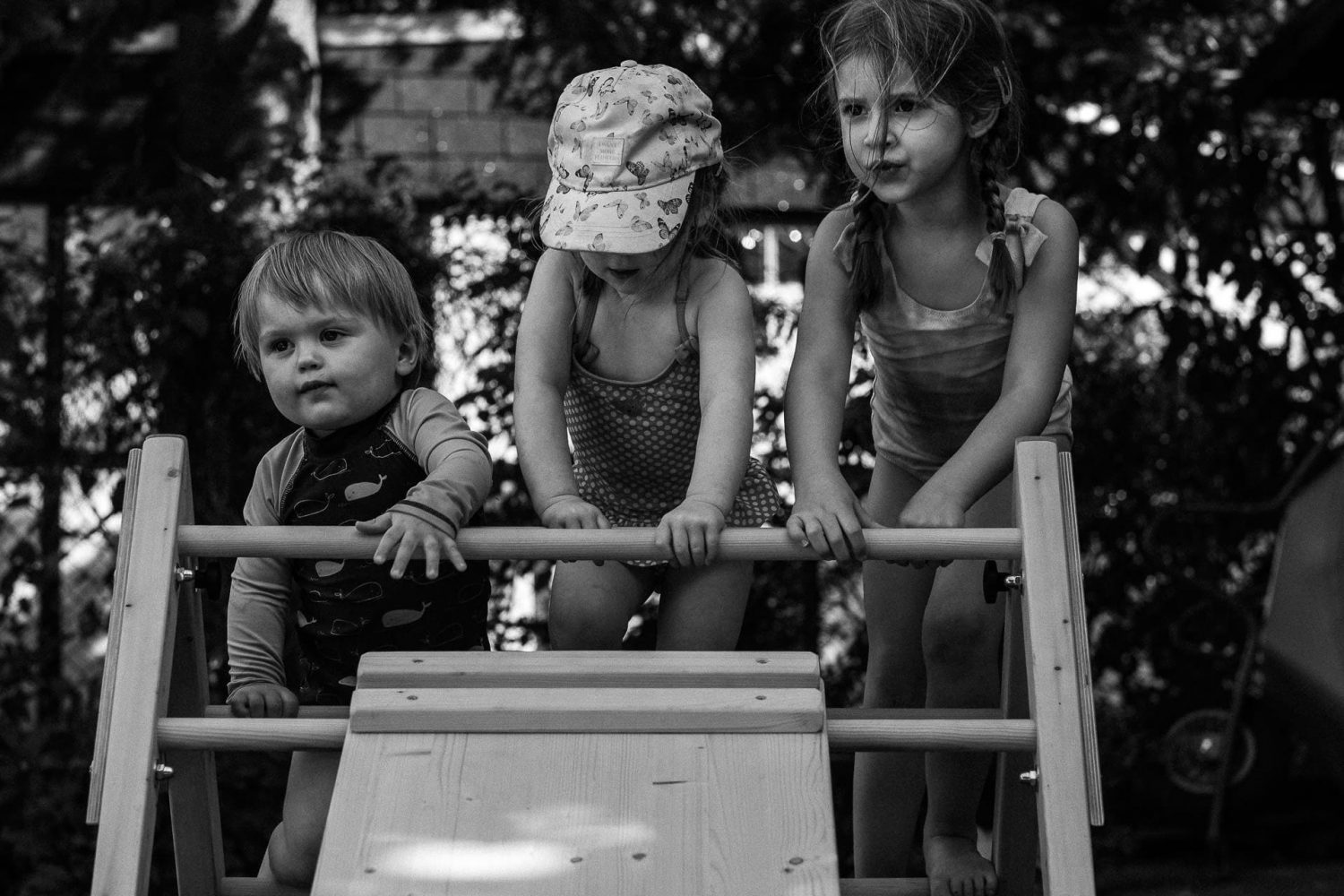 3 Kinder klettern auf einem Klettergerüst