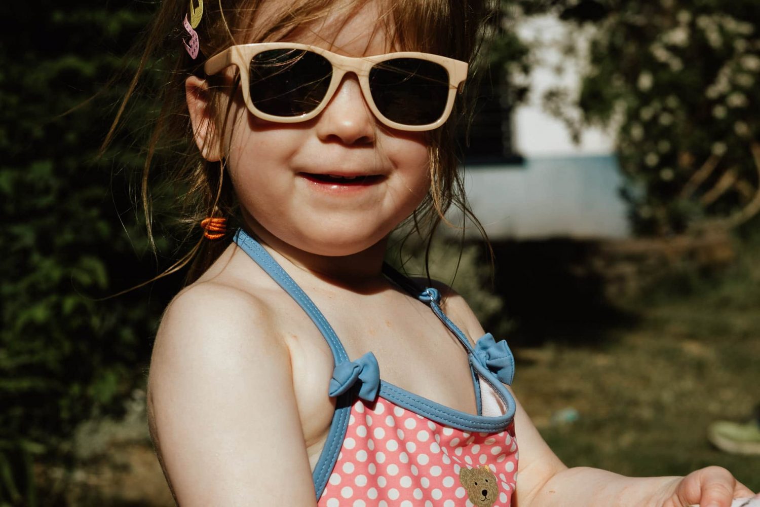 Porträt von einem kleinen Mädchen mit Sonnenbrille