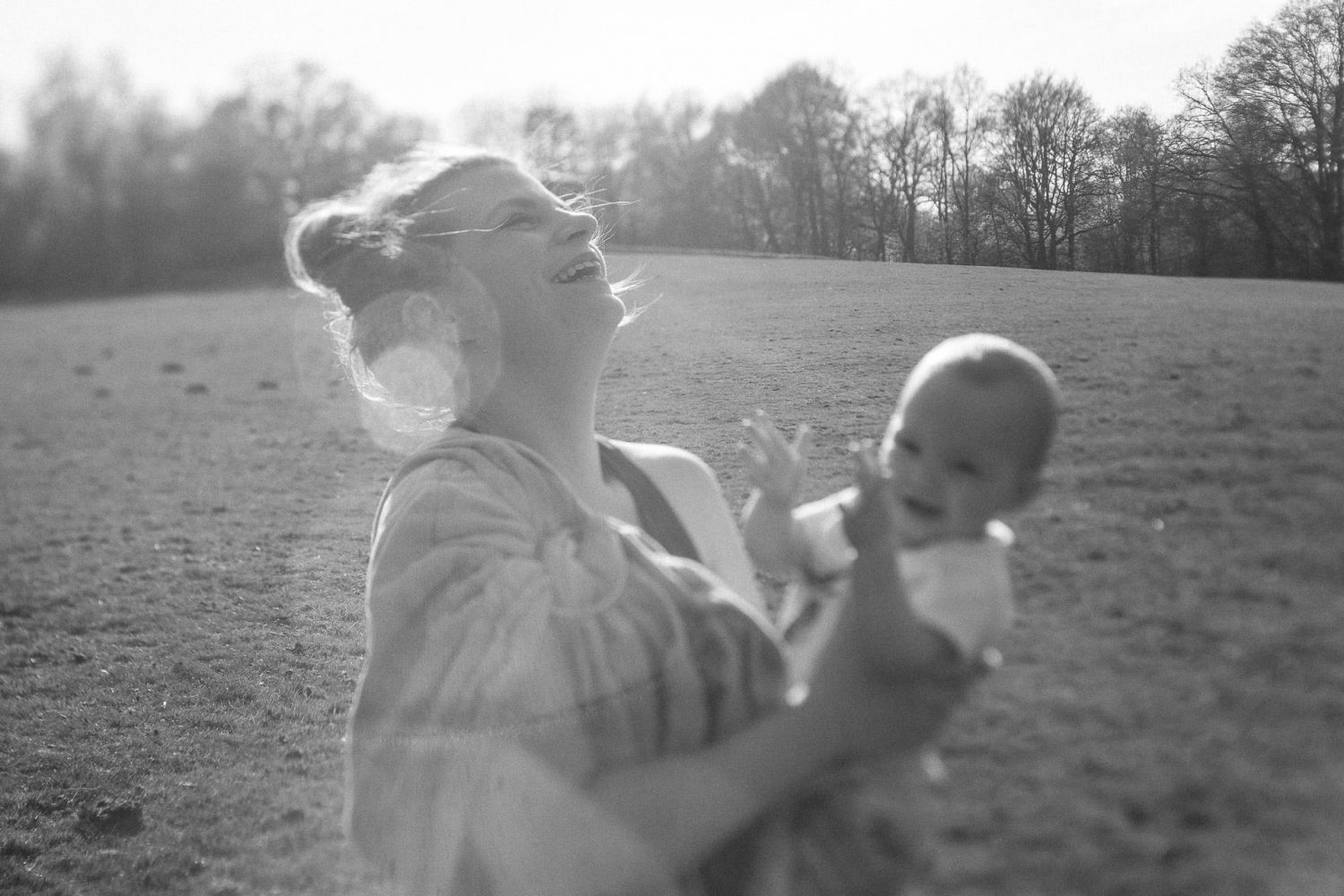 Mama freut sich mit Baby auf dem Arm