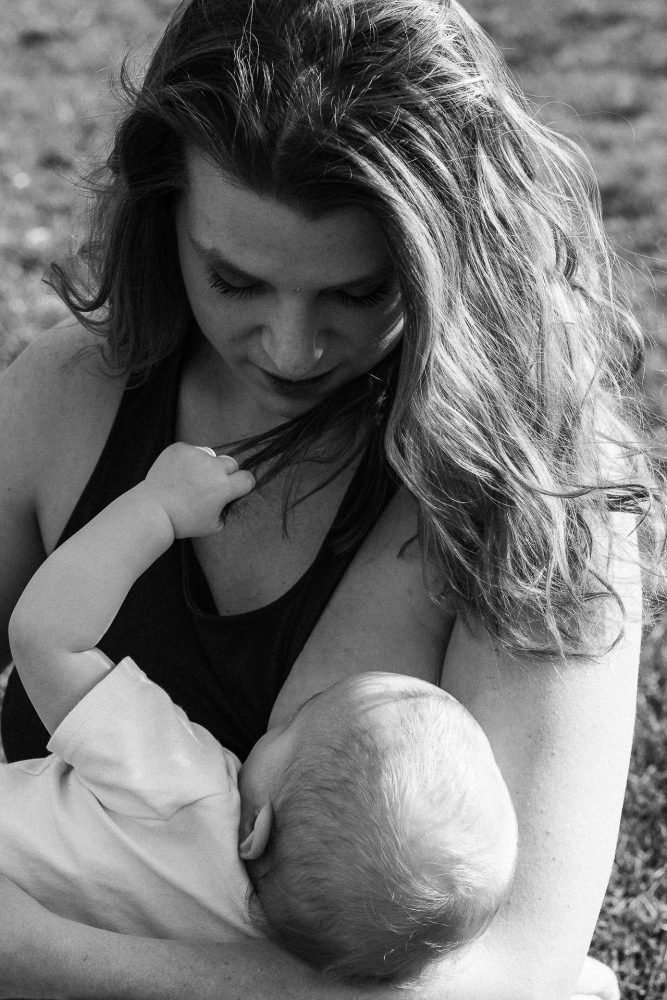 Mutter stillt Baby im Freien