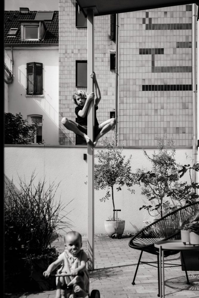 Junge klettert einen Pfahl hoch