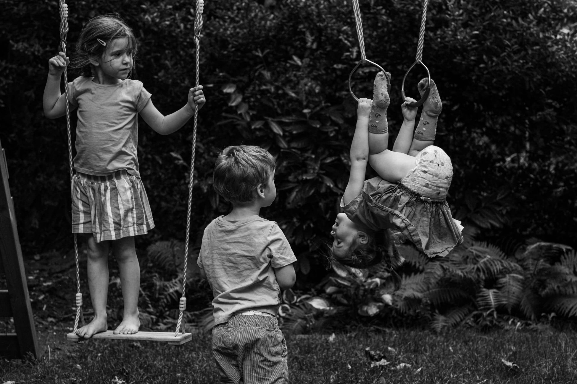 Drei Kinder klettern auf einem Schaukelgerüst