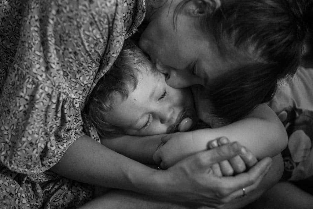 Mama und Sohn kuscheln sich aneinander