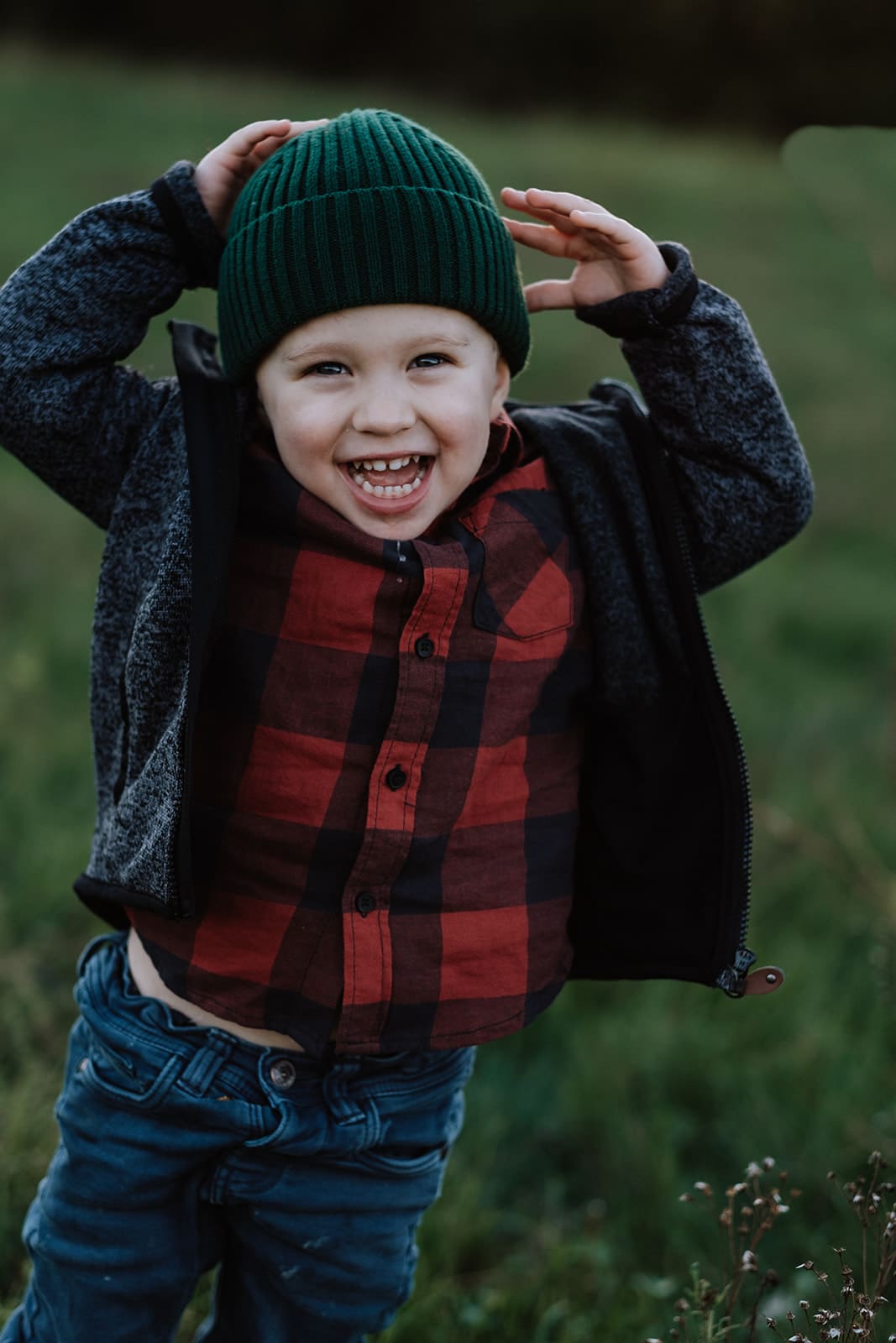Outdoorportrait von einem kleinen Jungen im Karohemd