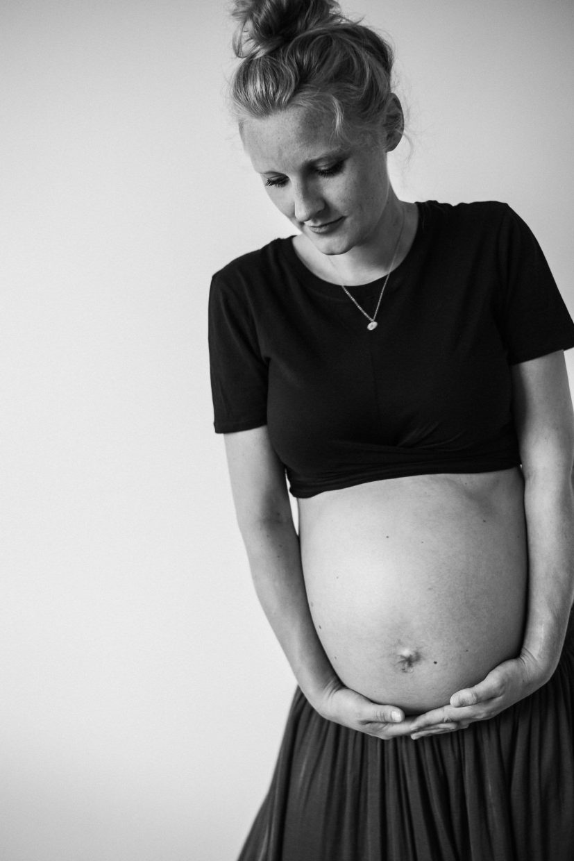 Schwangerschaftsshooting Zuhause roar | authentische Familienfotos | Familienfotograf