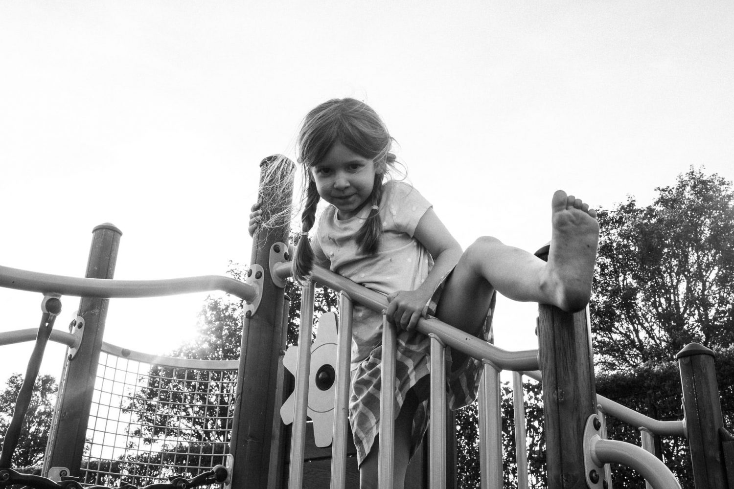 Kinderfoto von einem Mädchen auf dem Spielplatz