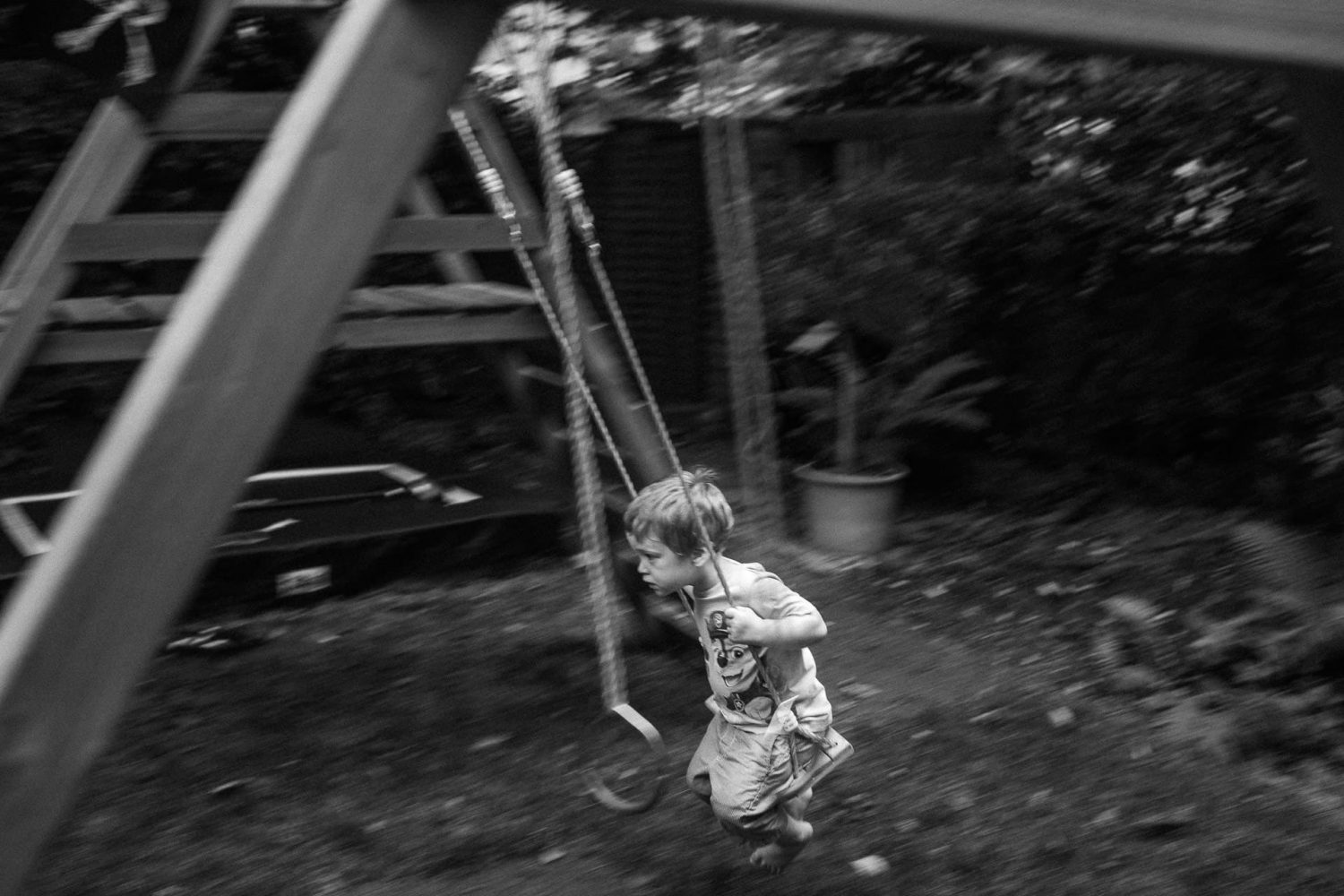 Kinderfoto von einem Jungen auf der Schaukel