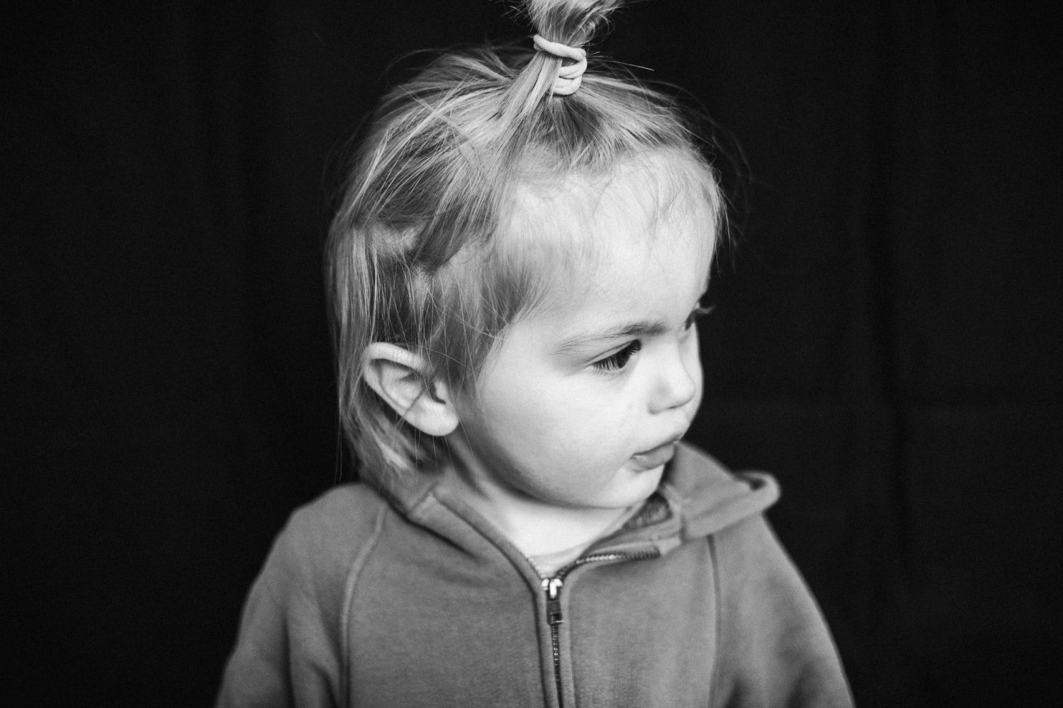 schwarz weiß Portrait von einem kleinen Jungen