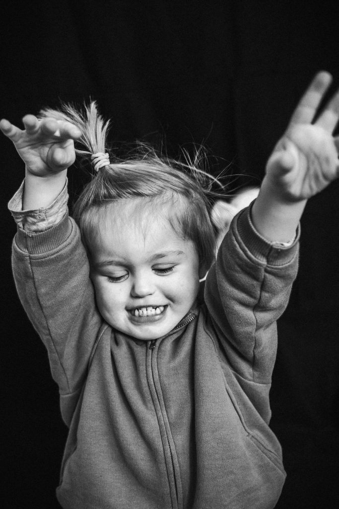 Kinderfoto in schwarz weiß