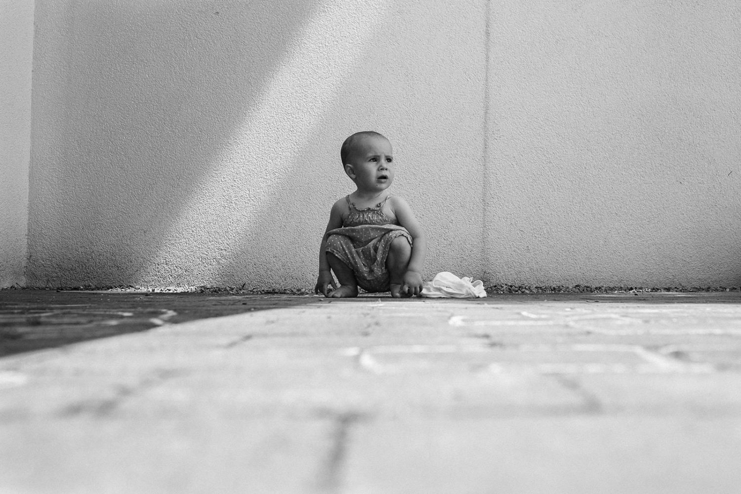 Kinderfoto von einem Kleinkind vor einer Wand