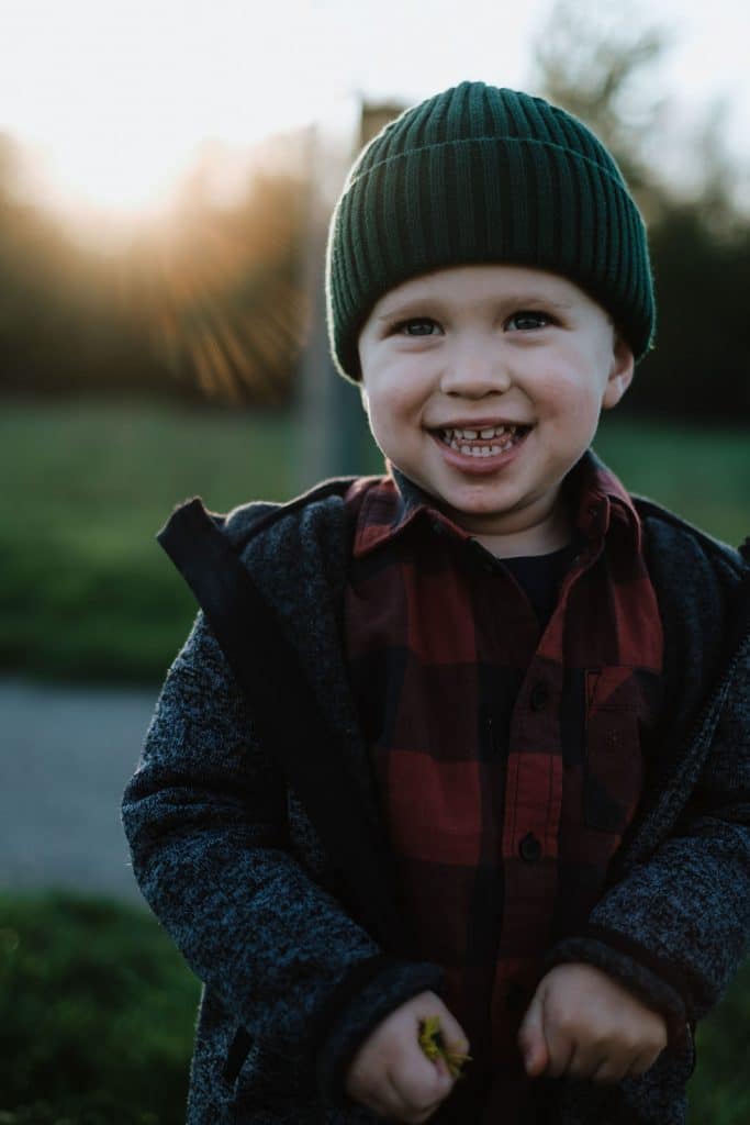 Portrait eines kleinen Jungen im Gegenlicht