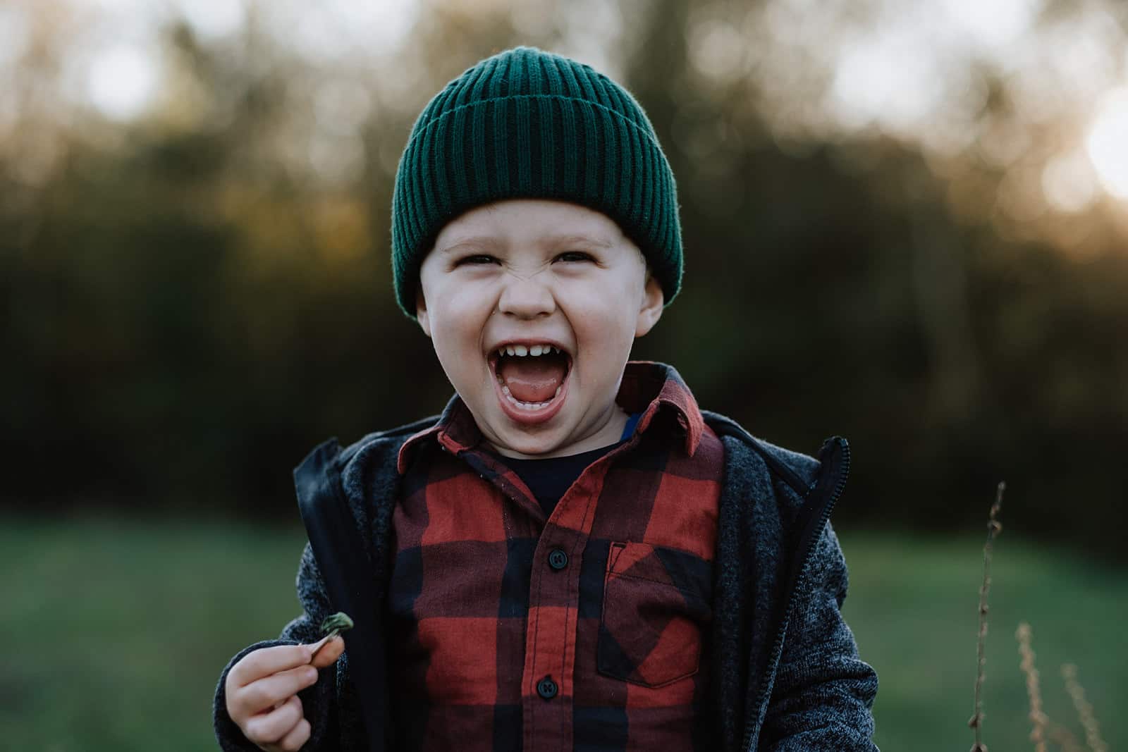 Kinderfoto von einem kleinen Jungen draußen