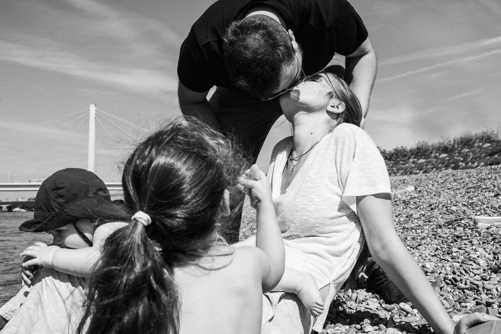 Familienportrait draußen in schwarz weiß