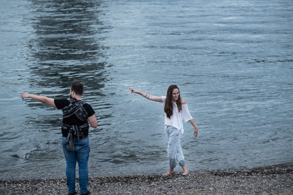 Mama und Papa zeigen in eine Richtung am Rhein