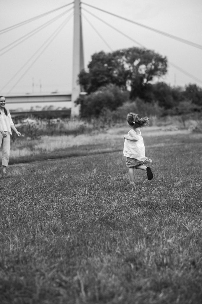 Kleines Mädchen rennt auf einer Wiese