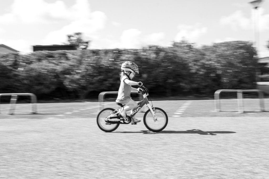 Ein Kind auf einem Fahrrad