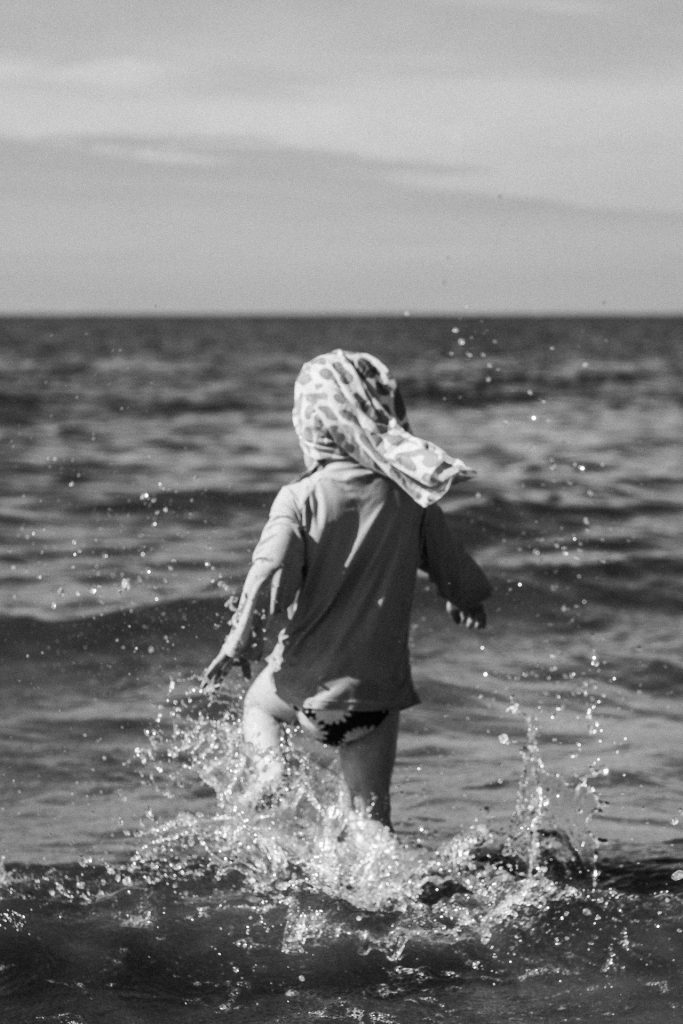 Kind rennt durchs Meer