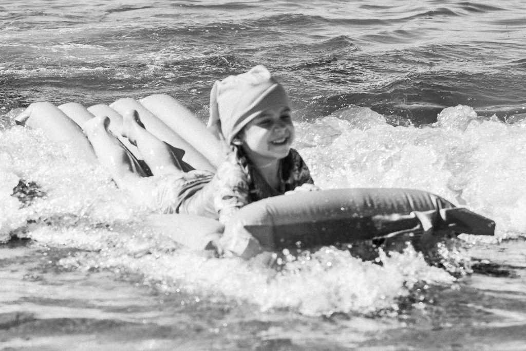 Kind auf einer Luftmatratze