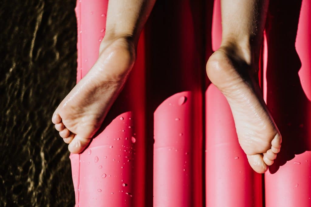 Füsse auf einer Luftmatratze