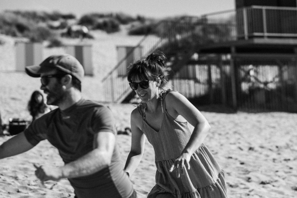 Zwei Erwachsene rennen am Strand
