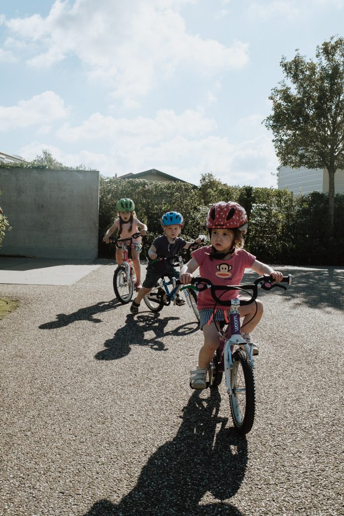 3 Kinder auf Fahrrädern