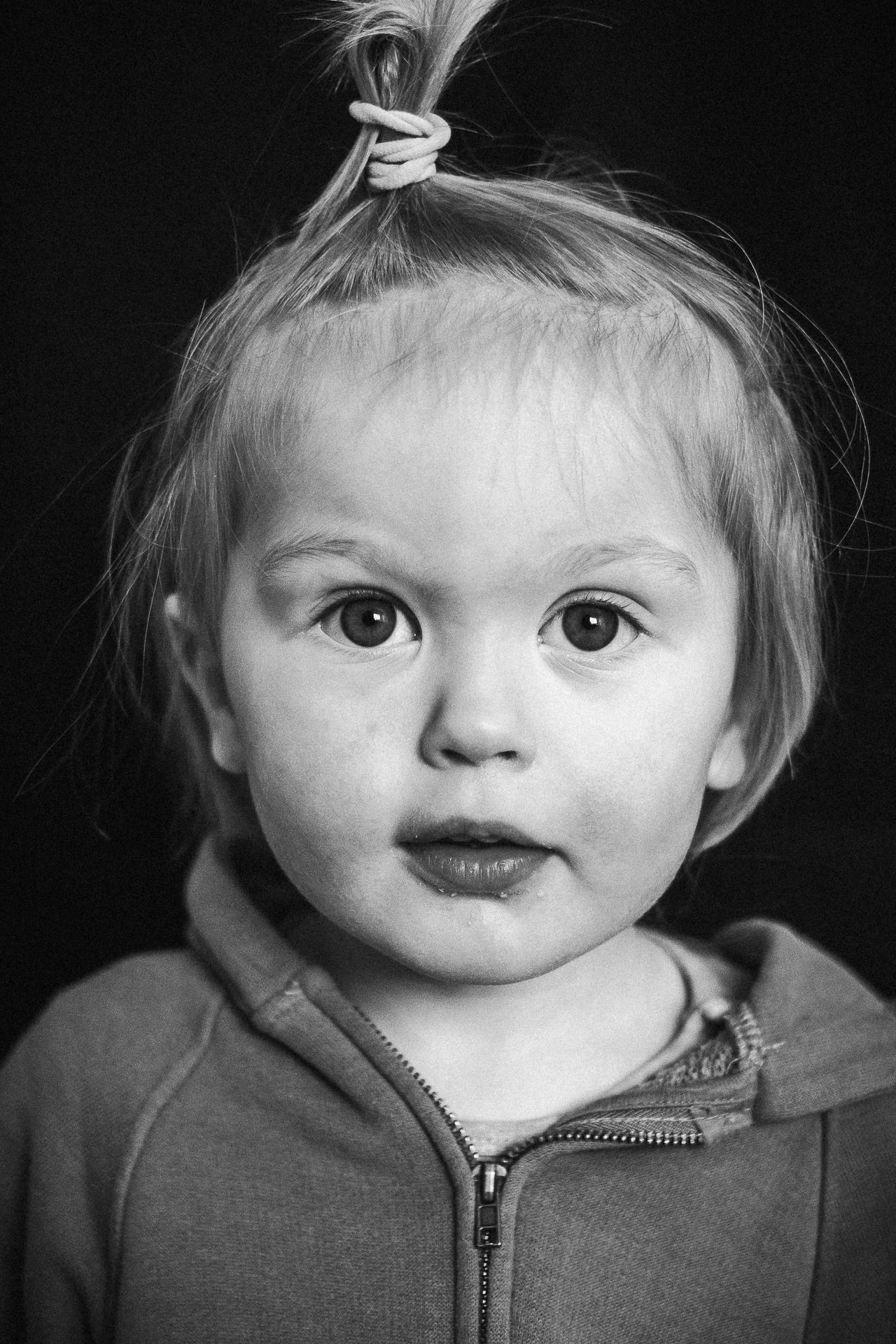 schwarz weiß portrait eines Kindes