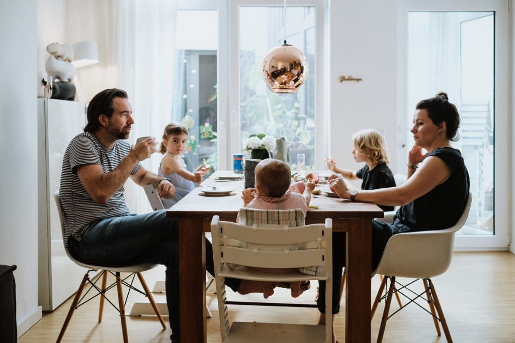 Familie frühstückt gemeinsam