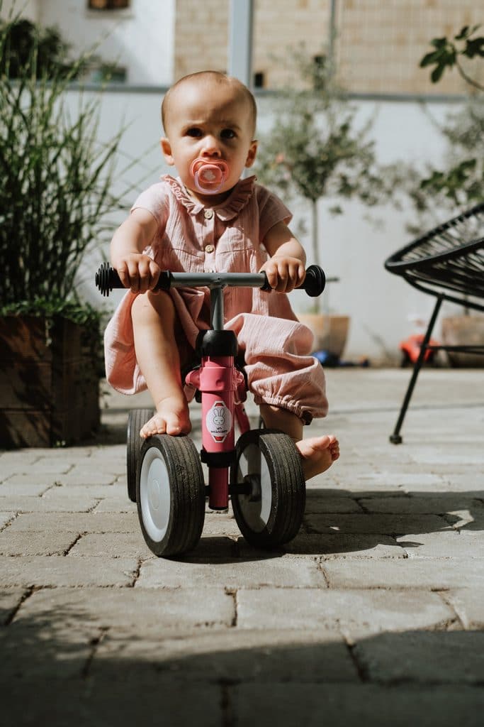 Mädchen fährt Dreirad