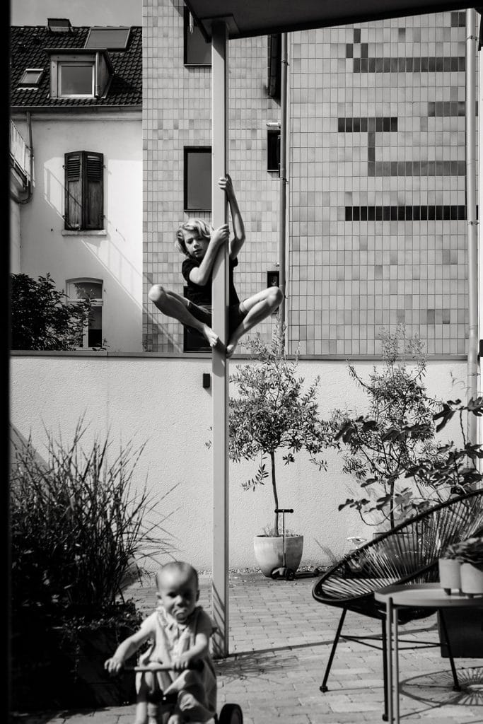 Junge klettert an einer Stange hoch