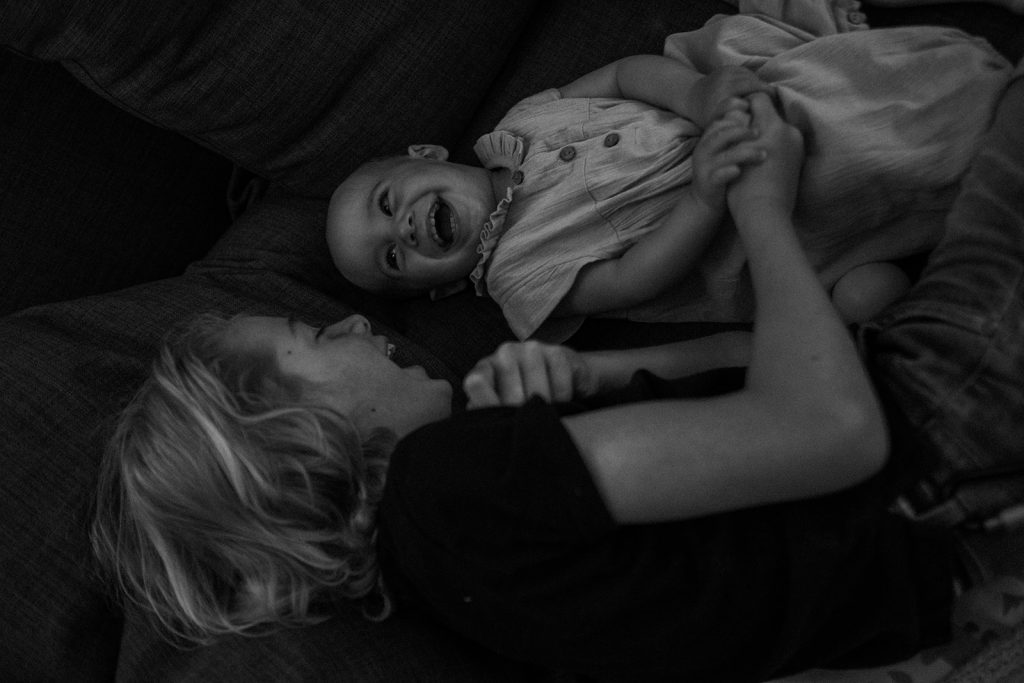 Geschwister kuscheln