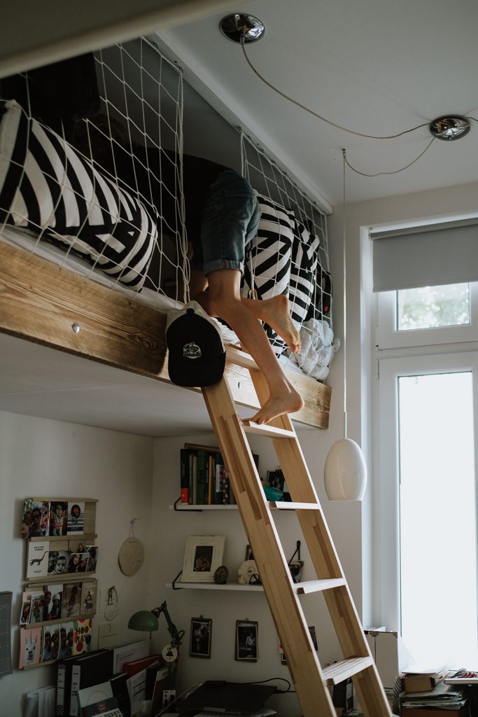Junge krabbelt auf Hochbett
