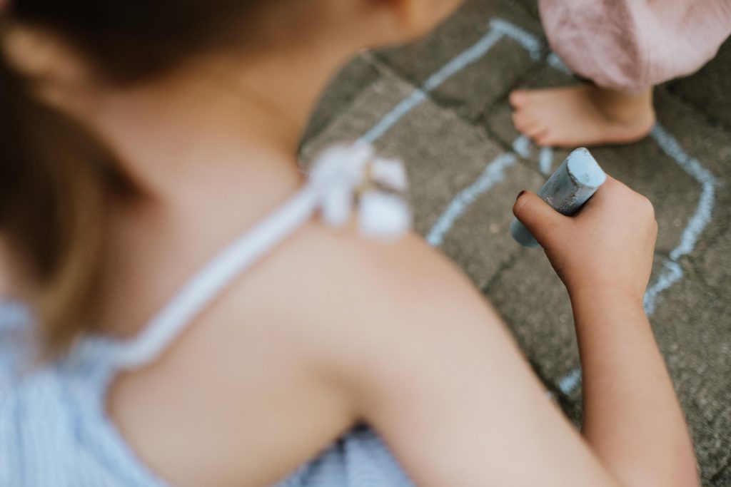 Nahaufnahme von Kreidemalerei von Kindern